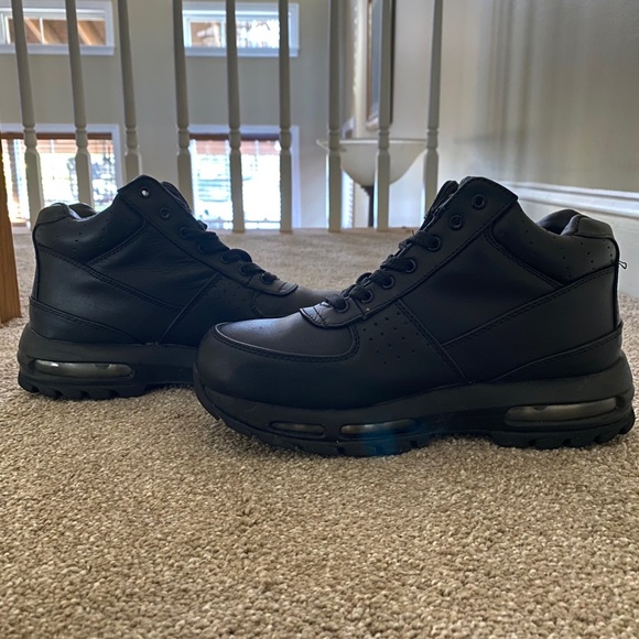 Women’s Nike Sneakers - Picture 5 of 6